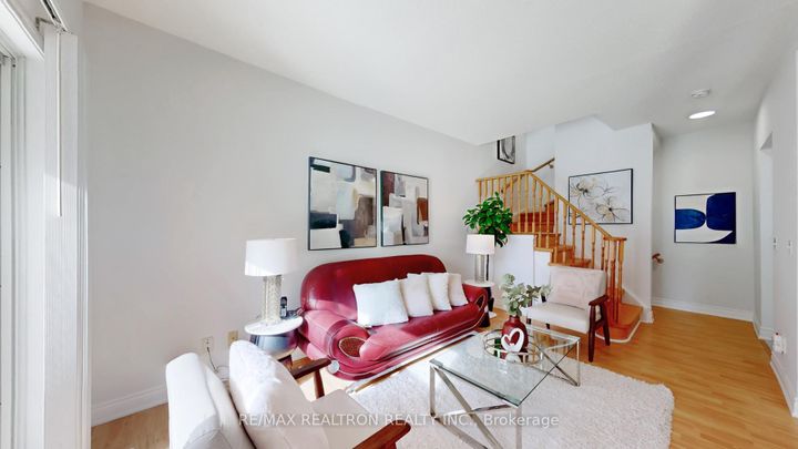 Photo 4 at 3 - 2 Alpen Way, Unionville, Markham