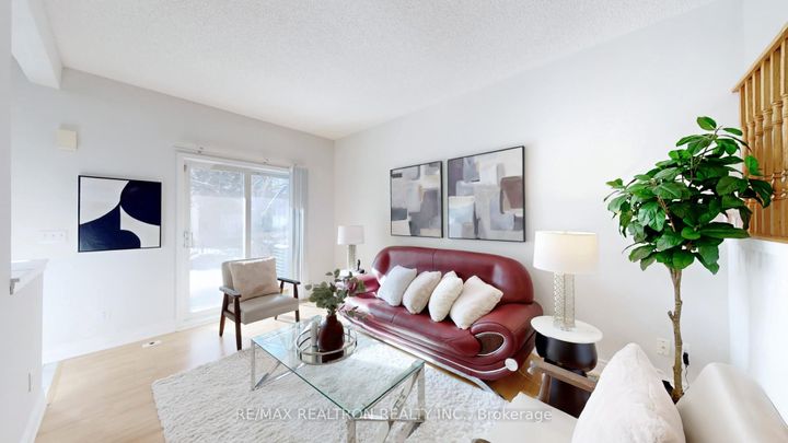 Photo 5 at 3 - 2 Alpen Way, Unionville, Markham