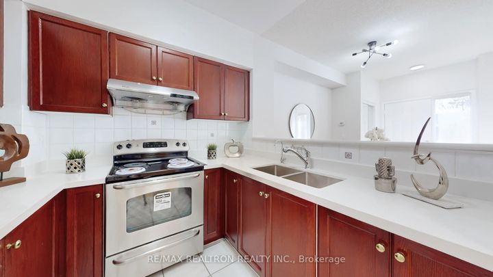 Photo 9 at 3 - 2 Alpen Way, Unionville, Markham