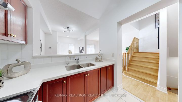 Photo 10 at 3 - 2 Alpen Way, Unionville, Markham