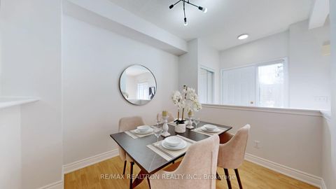 Photo 7 at 3 - 2 Alpen Way, Unionville, Markham