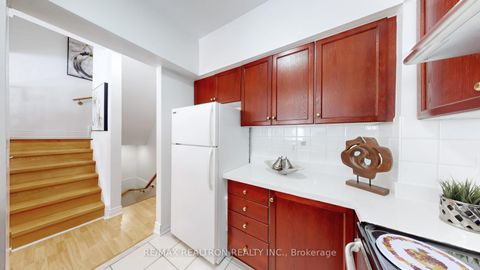 Photo 11 at 3 - 2 Alpen Way, Unionville, Markham