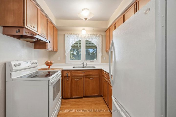 Photo 10 at 1389 Tyneburn Crescent, Applewood, Mississauga