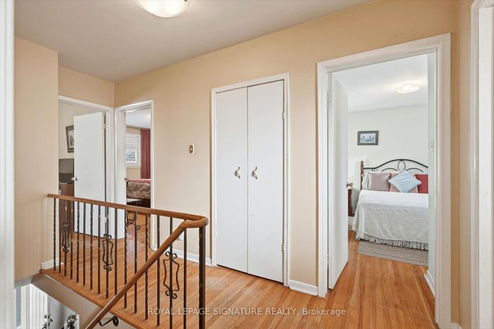 Photo 15 at 1389 Tyneburn Crescent, Applewood, Mississauga
