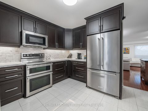 Photo 7 at 39 - 114 Leah Crescent, Beverley Glen, Vaughan