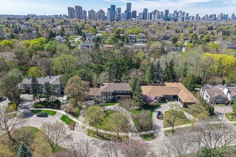 Photo 2 at 38 Fifeshire Road, Windfields, Toronto