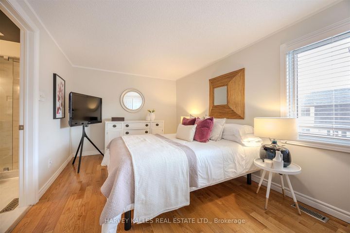 Photo 24 at 50 - 1060 Walden Circle, Clarkson, Mississauga