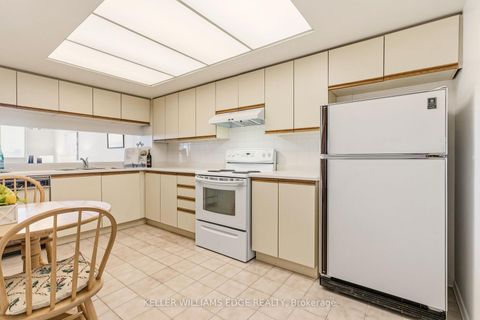 Photo 9 at 1102 - 5 Kenneth Avenue, Willowdale East, Toronto