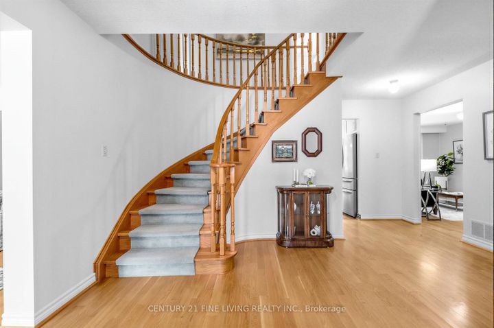 Photo 2 at 1062 Saginaw Crescent, Lorne Park, Mississauga