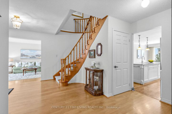 Photo 3 at 1062 Saginaw Crescent, Lorne Park, Mississauga