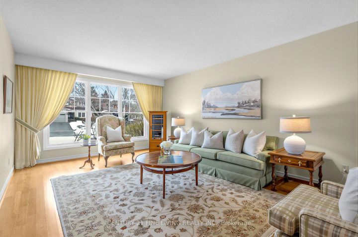 Photo 4 at 1062 Saginaw Crescent, Lorne Park, Mississauga