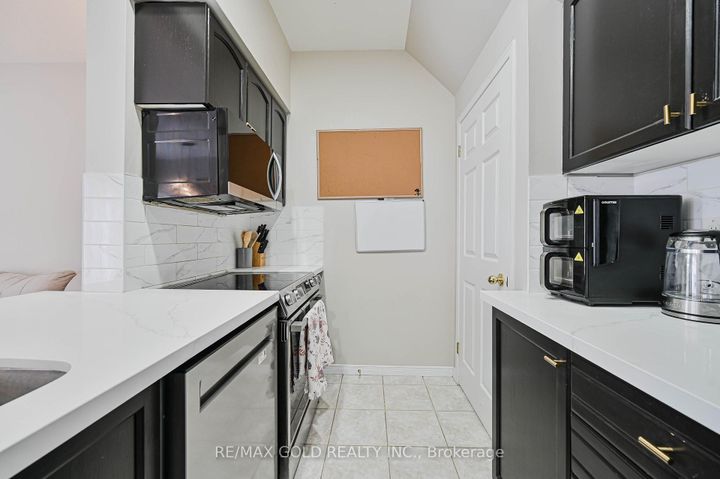 Photo 13 at 9 - 81 Valridge Drive, Ancaster, Hamilton