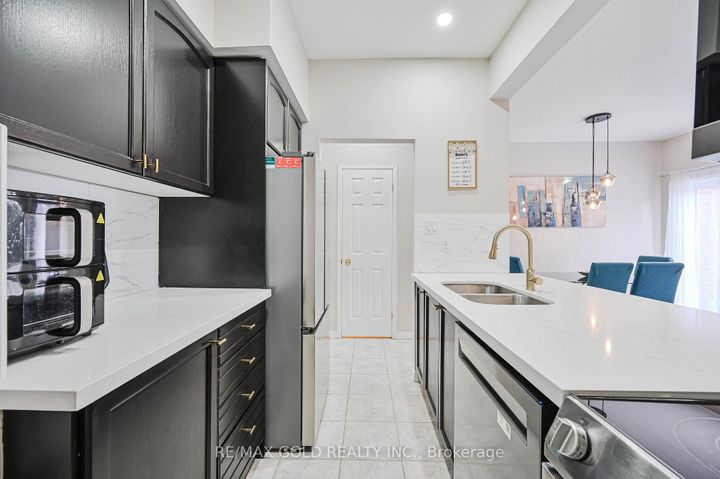 Photo 15 at 9 - 81 Valridge Drive, Ancaster, Hamilton