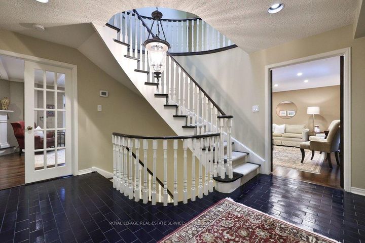 Photo 3 at 1048 Veroli Court, Lorne Park, Mississauga