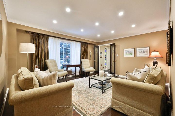 Photo 5 at 1048 Veroli Court, Lorne Park, Mississauga