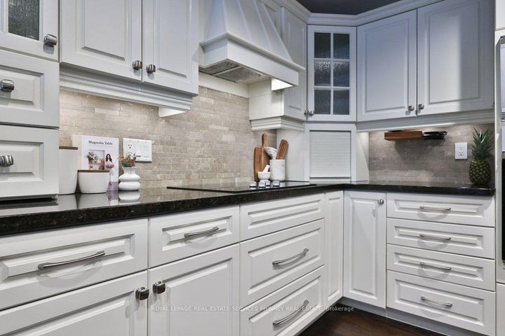 Photo 10 at 1048 Veroli Court, Lorne Park, Mississauga