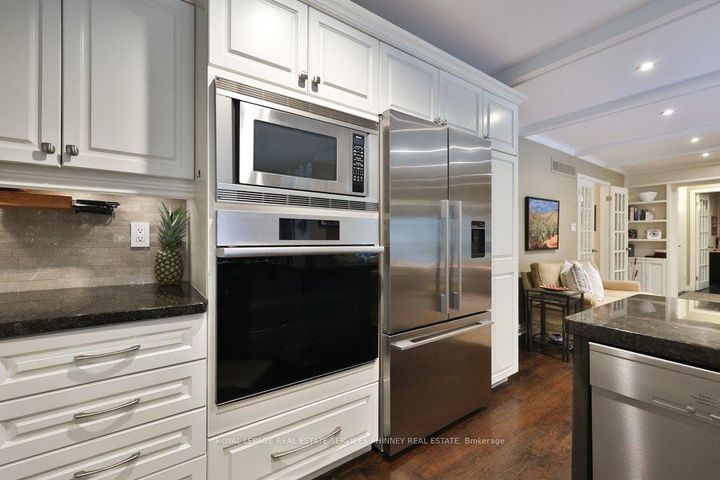 Photo 11 at 1048 Veroli Court, Lorne Park, Mississauga