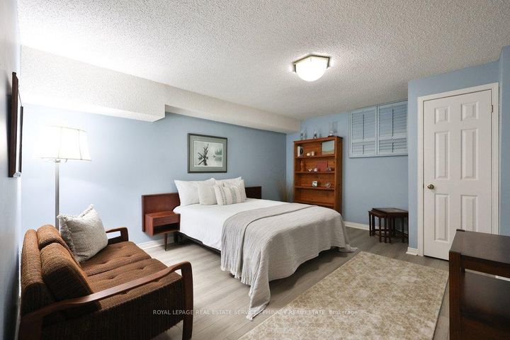 Photo 39 at 1048 Veroli Court, Lorne Park, Mississauga