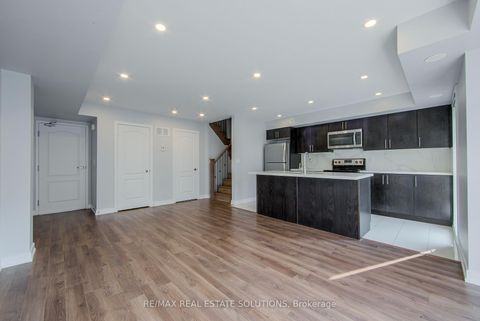 Photo 4 at 512 - 30 Dunsheath Way, Cornell, Markham