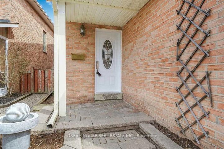 Photo 2 at 47 Rushmore Crescent, Heart Lake East, Brampton