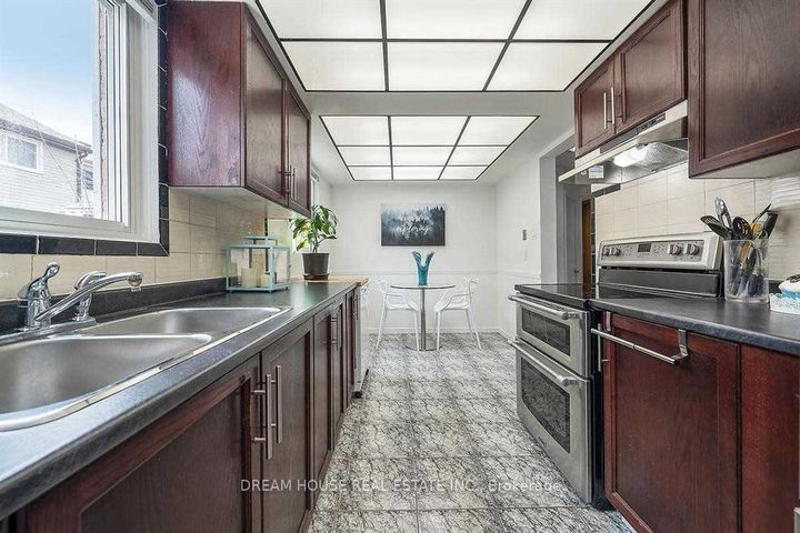 Photo 12 at 47 Rushmore Crescent, Heart Lake East, Brampton