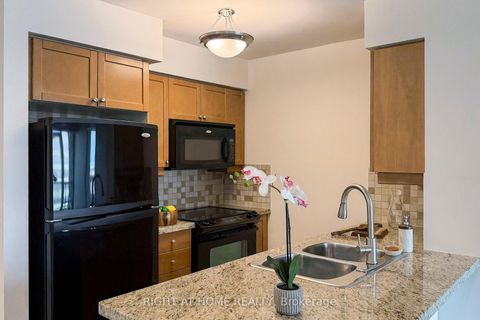 Photo 17 at 2021 - 25 Greenview Avenue, Newtonbrook West, Toronto