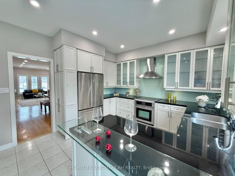 Photo 12 at 10 - 8909 Bathurst Street, South Richvale, Richmond Hill