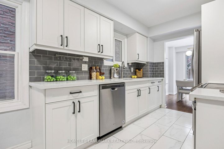 Photo 5 at 149 Glenmanor Way, Yorkhill, Vaughan