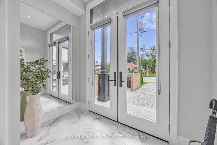 Photo 3 at 9A Maple Avenue N, Port Credit, Mississauga