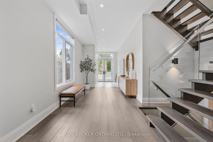 Photo 5 at 9A Maple Avenue N, Port Credit, Mississauga