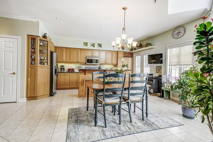 Photo 8 at 27 - 17 Orchard Park Gate, Wellington, Brampton