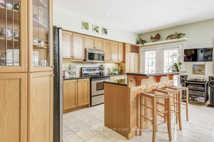 Photo 10 at 27 - 17 Orchard Park Gate, Wellington, Brampton