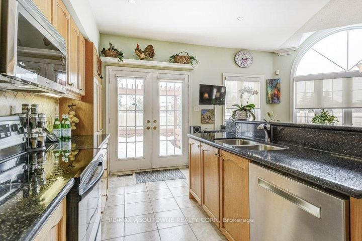 Photo 11 at 27 - 17 Orchard Park Gate, Wellington, Brampton