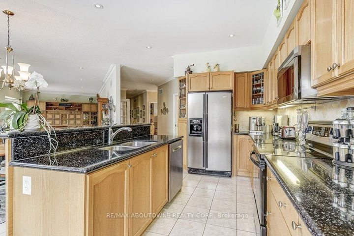 Photo 12 at 27 - 17 Orchard Park Gate, Wellington, Brampton