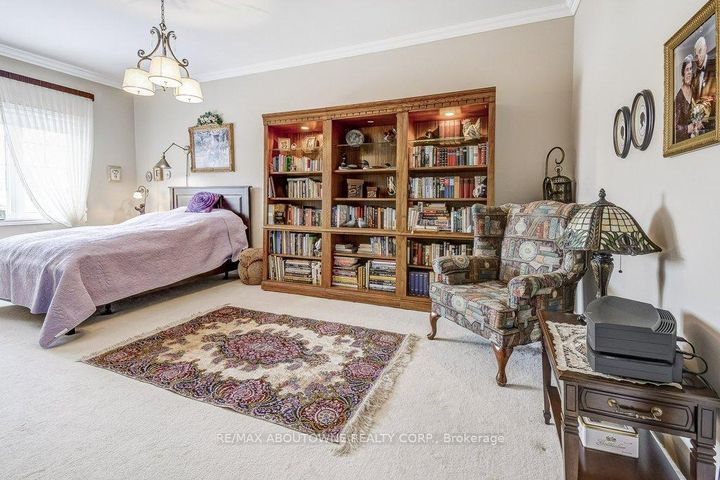 Photo 14 at 27 - 17 Orchard Park Gate, Wellington, Brampton