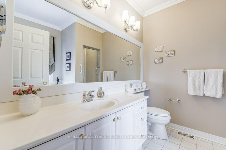 Photo 16 at 27 - 17 Orchard Park Gate, Wellington, Brampton