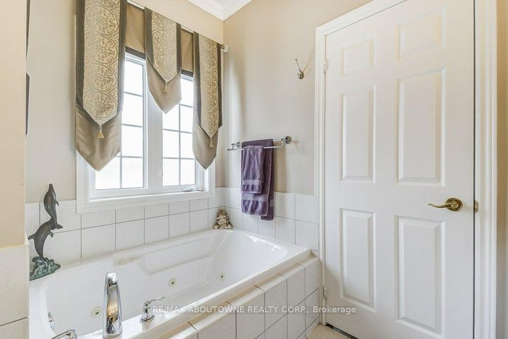 Photo 17 at 27 - 17 Orchard Park Gate, Wellington, Brampton