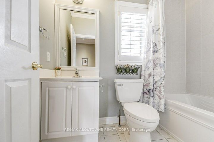 Photo 19 at 27 - 17 Orchard Park Gate, Wellington, Brampton