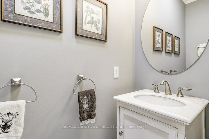 Photo 21 at 27 - 17 Orchard Park Gate, Wellington, Brampton