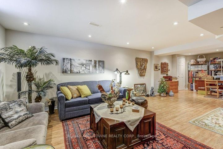 Photo 25 at 27 - 17 Orchard Park Gate, Wellington, Brampton