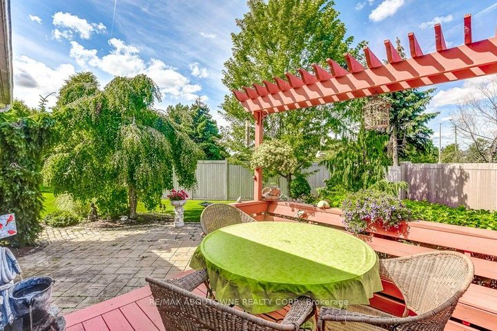 Photo 31 at 27 - 17 Orchard Park Gate, Wellington, Brampton