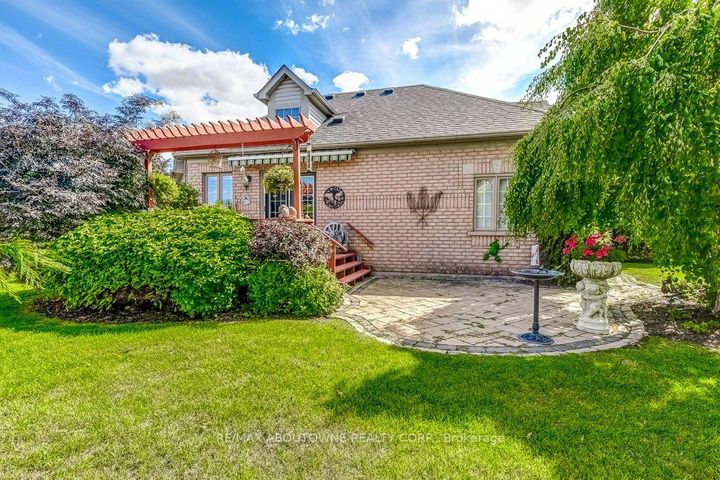 Photo 34 at 27 - 17 Orchard Park Gate, Wellington, Brampton