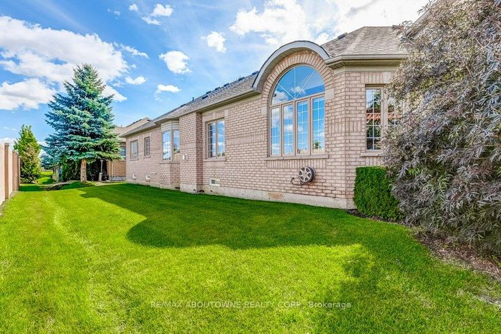 Photo 36 at 27 - 17 Orchard Park Gate, Wellington, Brampton