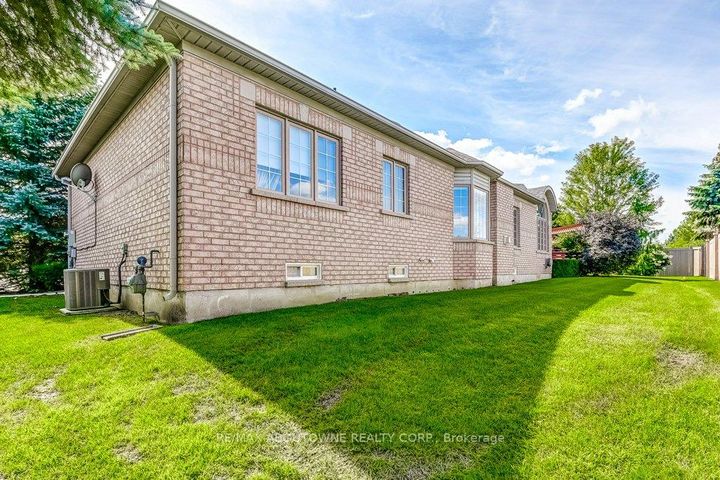 Photo 37 at 27 - 17 Orchard Park Gate, Wellington, Brampton