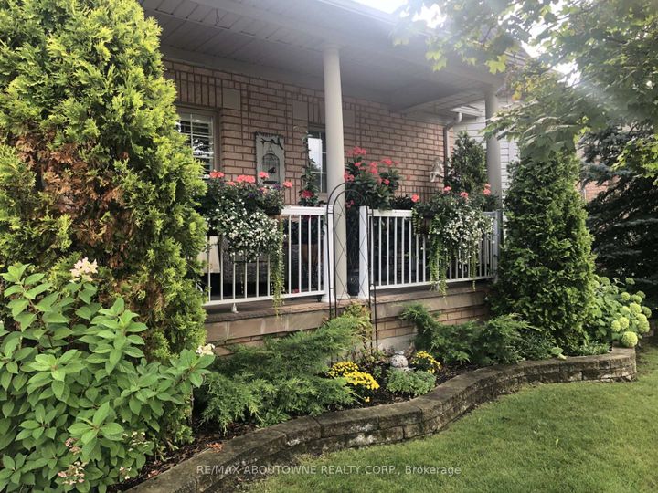 Photo 39 at 27 - 17 Orchard Park Gate, Wellington, Brampton