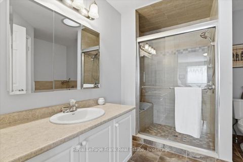 Photo 34 at 25 Apple Tree Crescent, Uxbridge