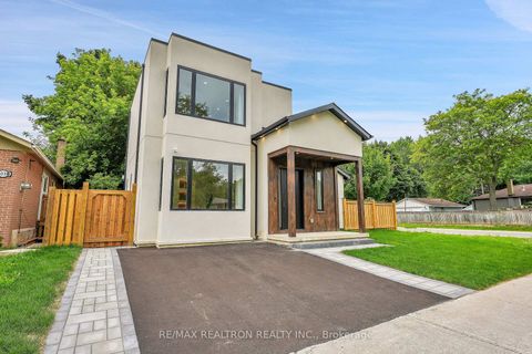 Photo 1 at 105 Murray Drive, Aurora Highlands, Aurora