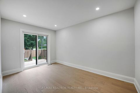 Photo 26 at 105 Murray Drive, Aurora Highlands, Aurora