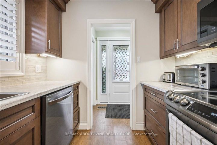 Photo 3 at 2033 Saxon Road, WO West, Oakville