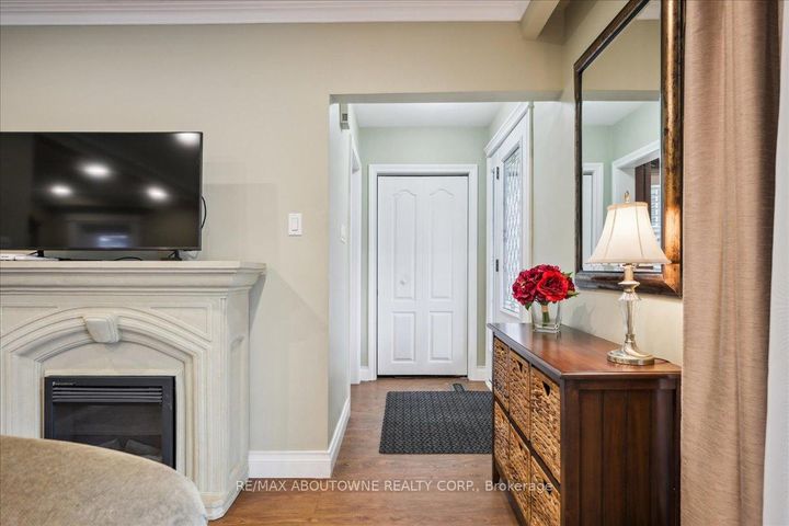 Photo 4 at 2033 Saxon Road, WO West, Oakville